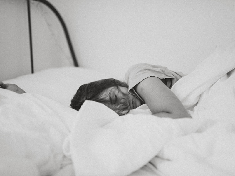 Persona despierta durante la noche con dificultades para dormir