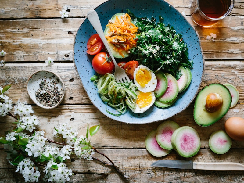 Comida saludable representando una relación sana con la alimentación