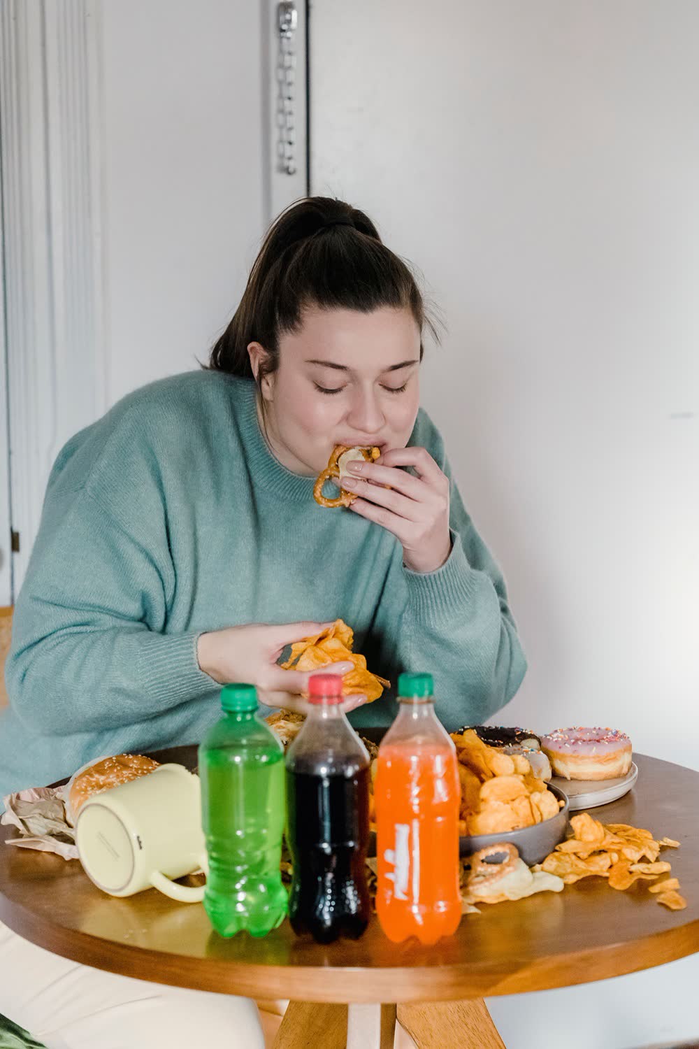 Mesa con abundante comida, símbolo de la relación conflictiva con la alimentación en el trastorno por atracón